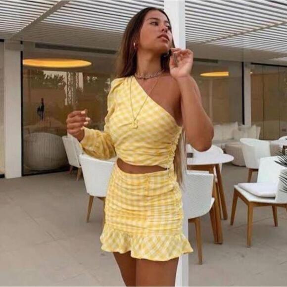 NEW Zara | Blogger fave! One-shoulder gingham top - Picture 3 of 11